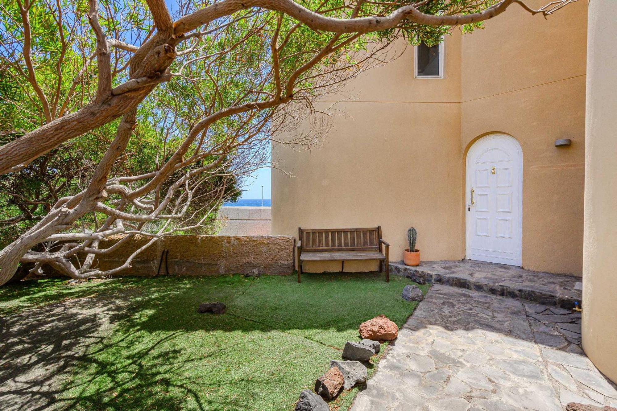 Medano Seaside Villa, Jacuzzi & Pool Villa *