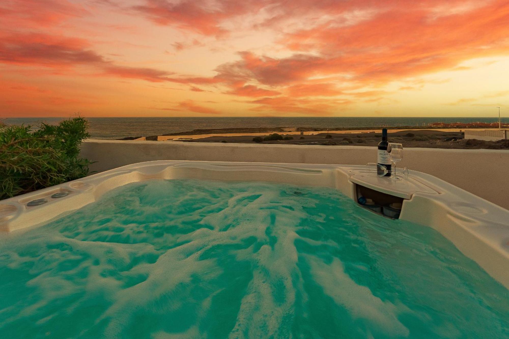 Medano Seaside Villa, Jacuzzi & Pool