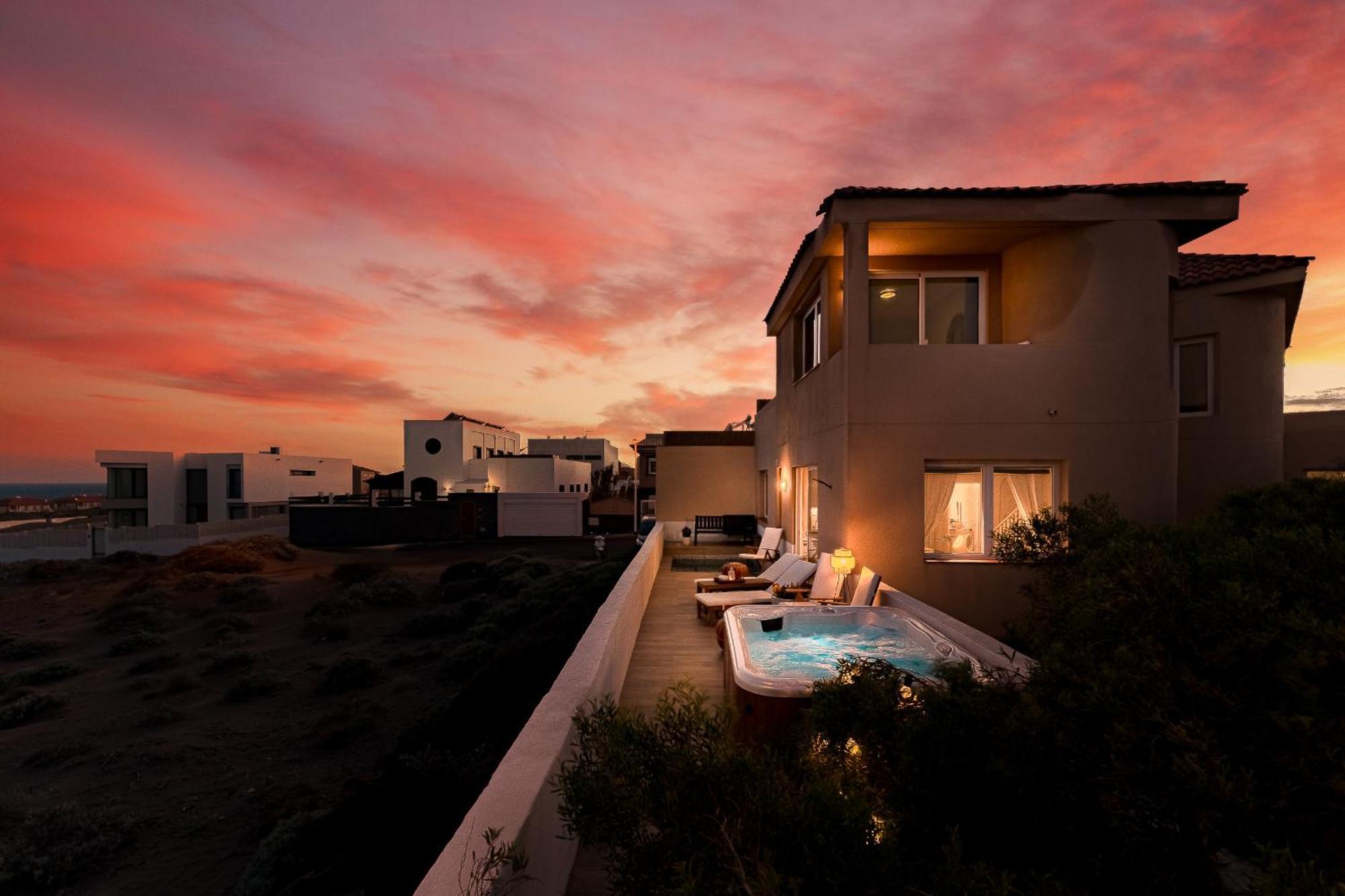 Medano Seaside Villa, Jacuzzi & Pool Villa *